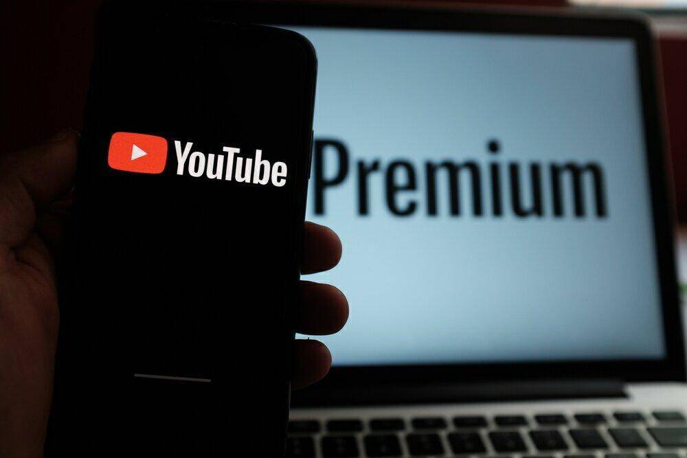 YouTube начал тестировать новую подписку — Premium Lite 3 Экран смартфона с логотипом YouTube Premium Lite на черном фоне