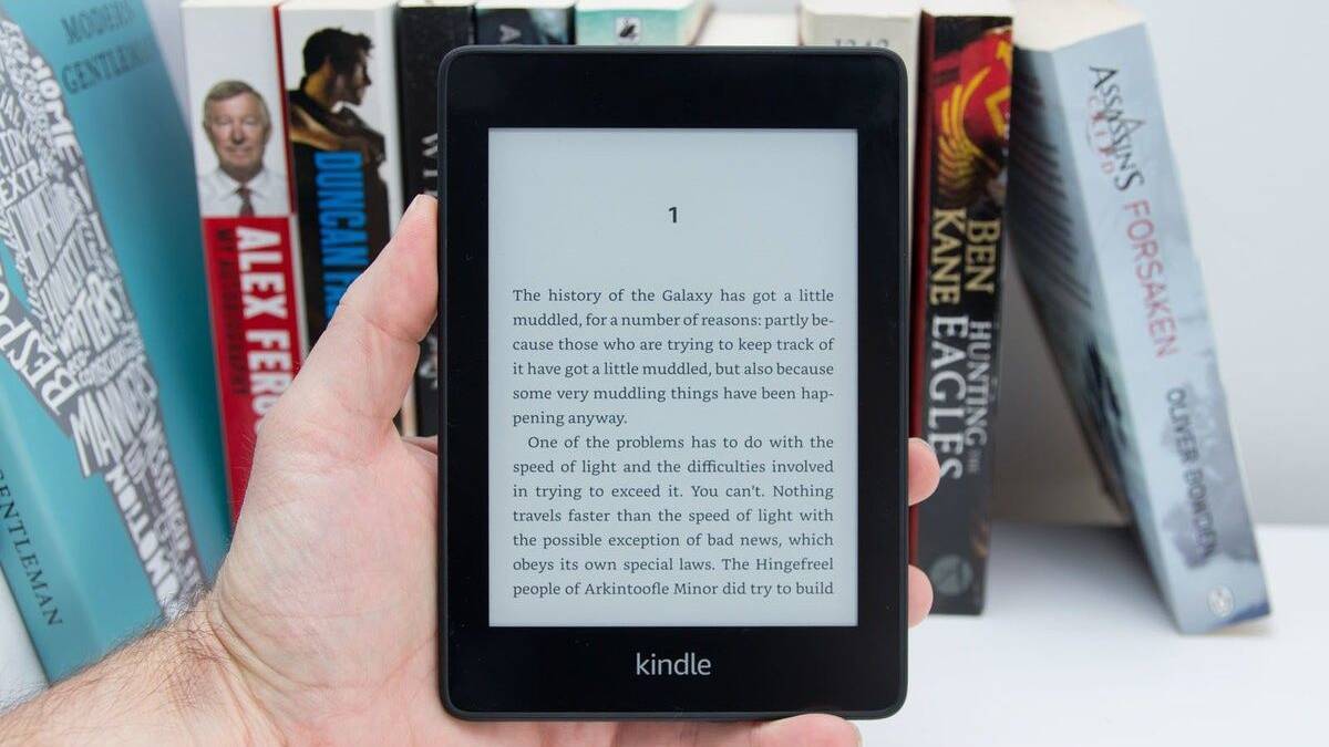 Электронная книга Kindle Paperwhite с черным корпусом и белым экраном