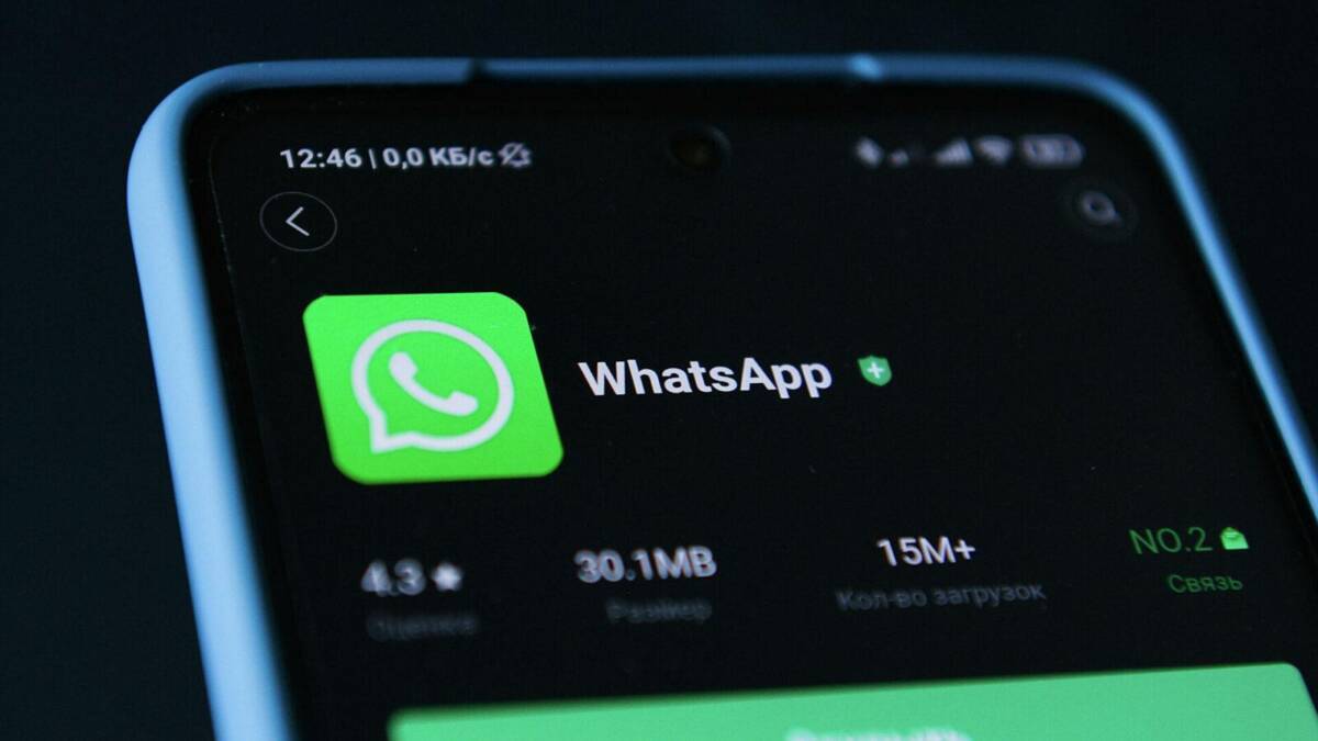 Экран смартфона с приложением WhatsApp и буквой зеленого цвета