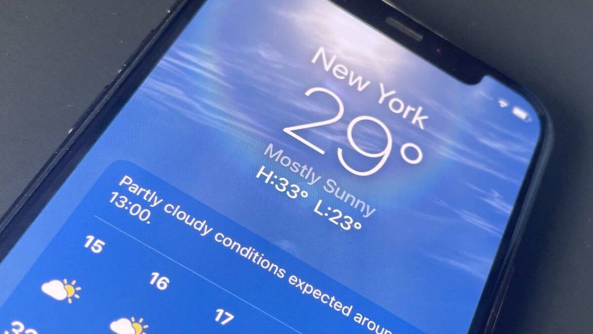 Экран iPhone с настройками погоды и прогнозом в Нью-Йорке