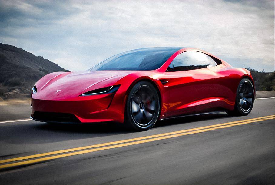 Красный электромобиль Tesla Roadster движется по дороге