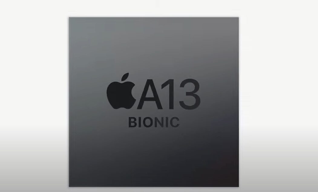 Чип Apple A13 Bionic на темном фоне