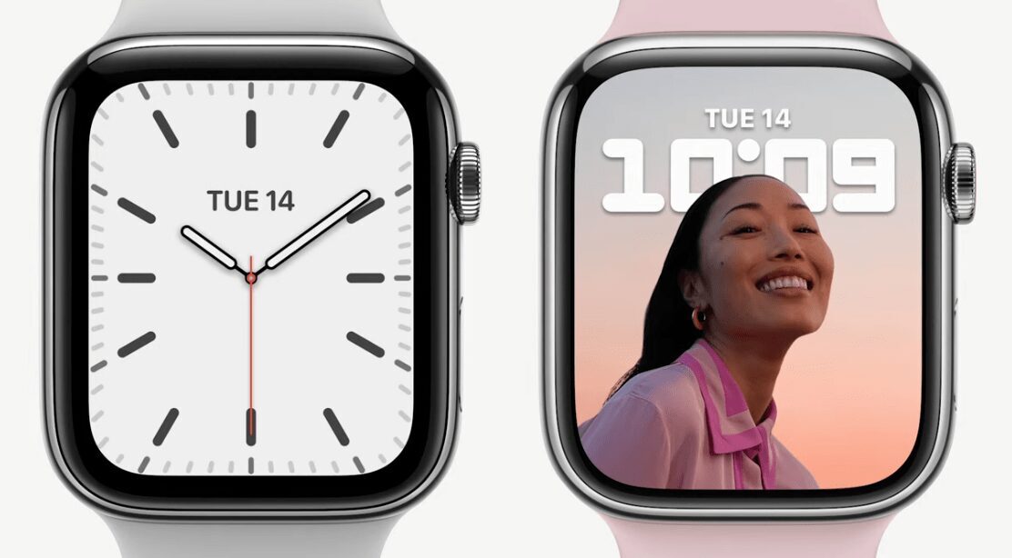 Экран Apple Watch Series 7 с аналоговыми и цифровыми циферблатами и фотографией человека на второй модели