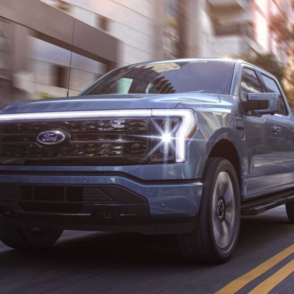 2022 ford f 150 lightning front view