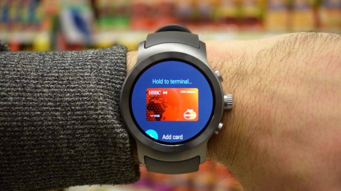 Google Pay для Wear OS теперь доступен еще в 10 странах, всего их 37 3 Умные часы на руке показывают интерфейс Google Pay