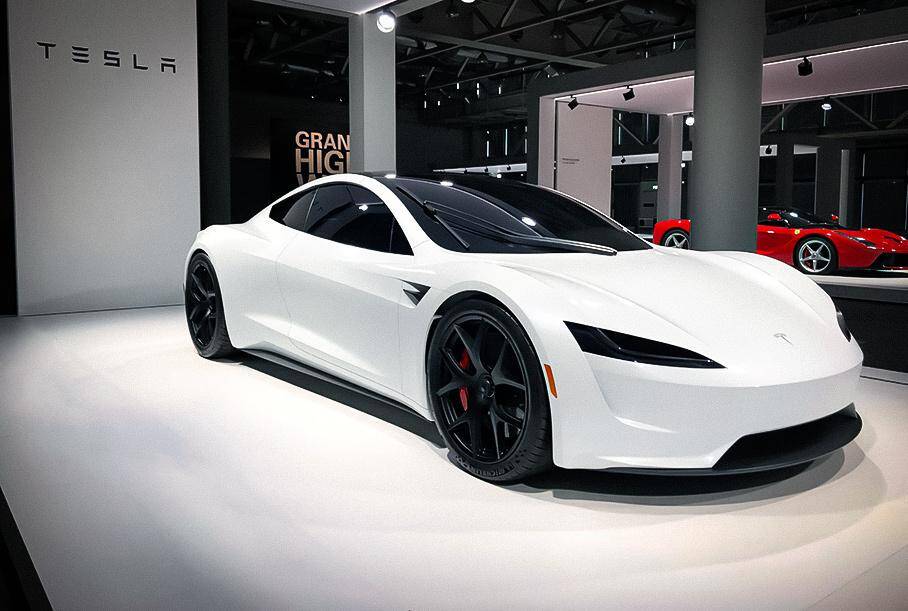 Белый электромобиль Tesla Roadster на выставке в салоне