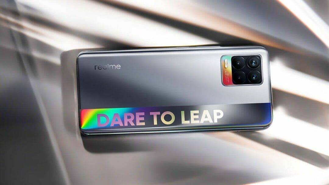 Задняя панель смартфона Realme 9 с большим логотипом