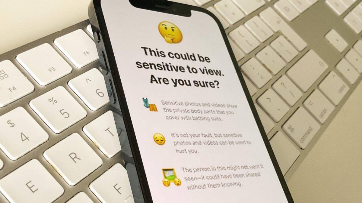 iPhone с предупреждением о конфиденциальности фото на экране
