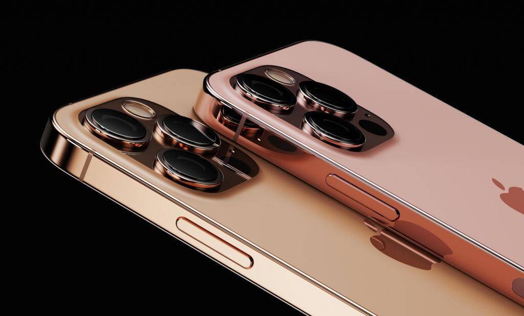 Два смартфона Apple iPhone 13 с тройными камерами на задней панели в черном и розовом цветах
