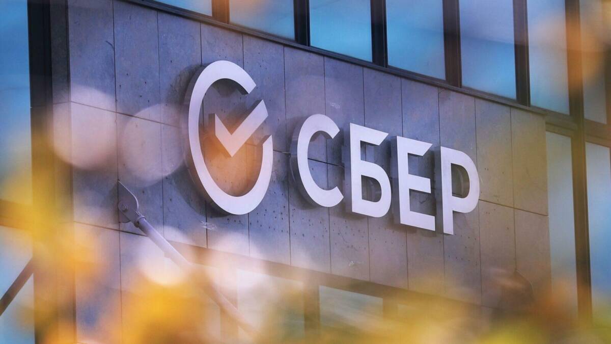Вывеска банка Сбер на современном здании с логотипом Sber и названием бренда
