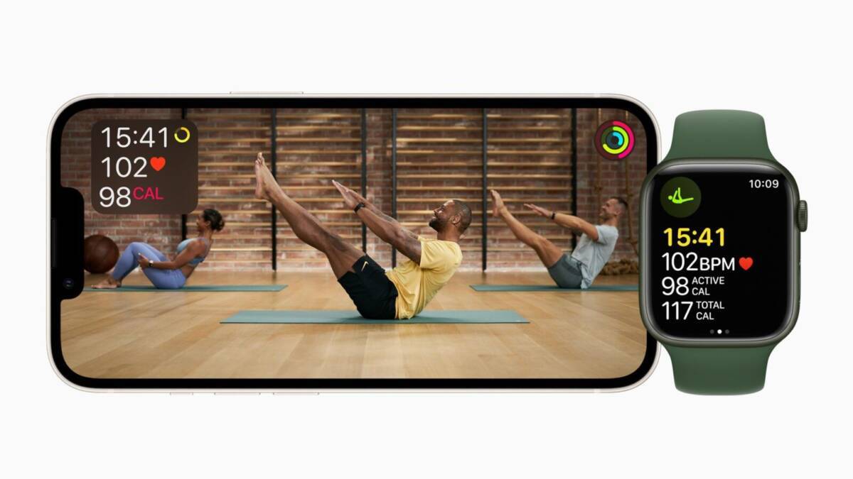 Экран iPhone и Apple Watch показывают занятие йогой