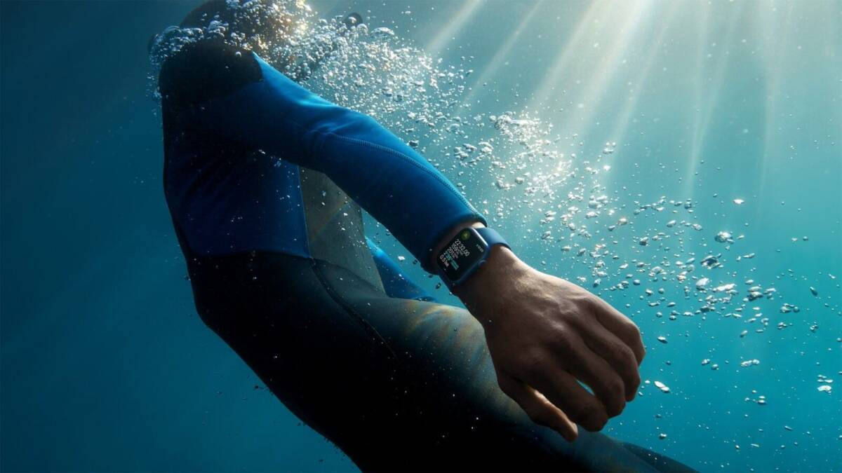 Пользователь ношет прочные Apple Watch Series 7 под водой