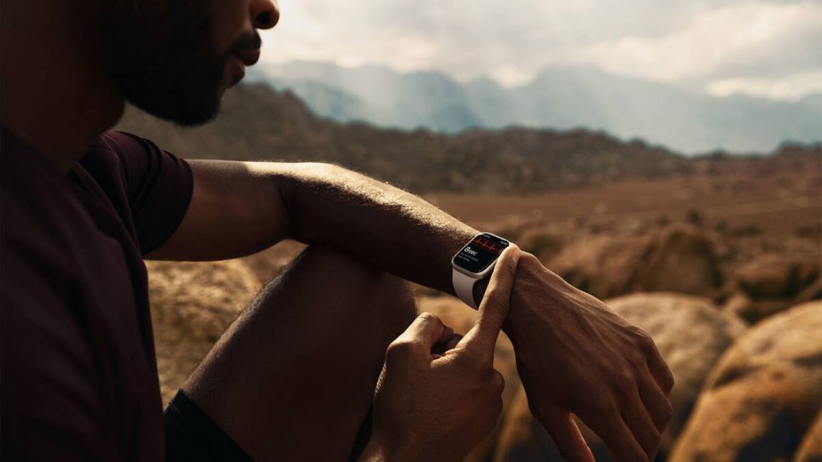 Человек проверяет время на прочных умных часах Apple Watch series 7