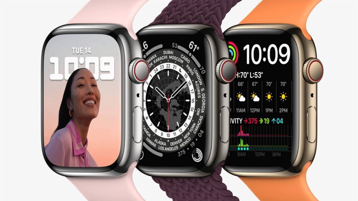 Три модели Apple Watch Series 7 с разными ремешками на фоне линейки
