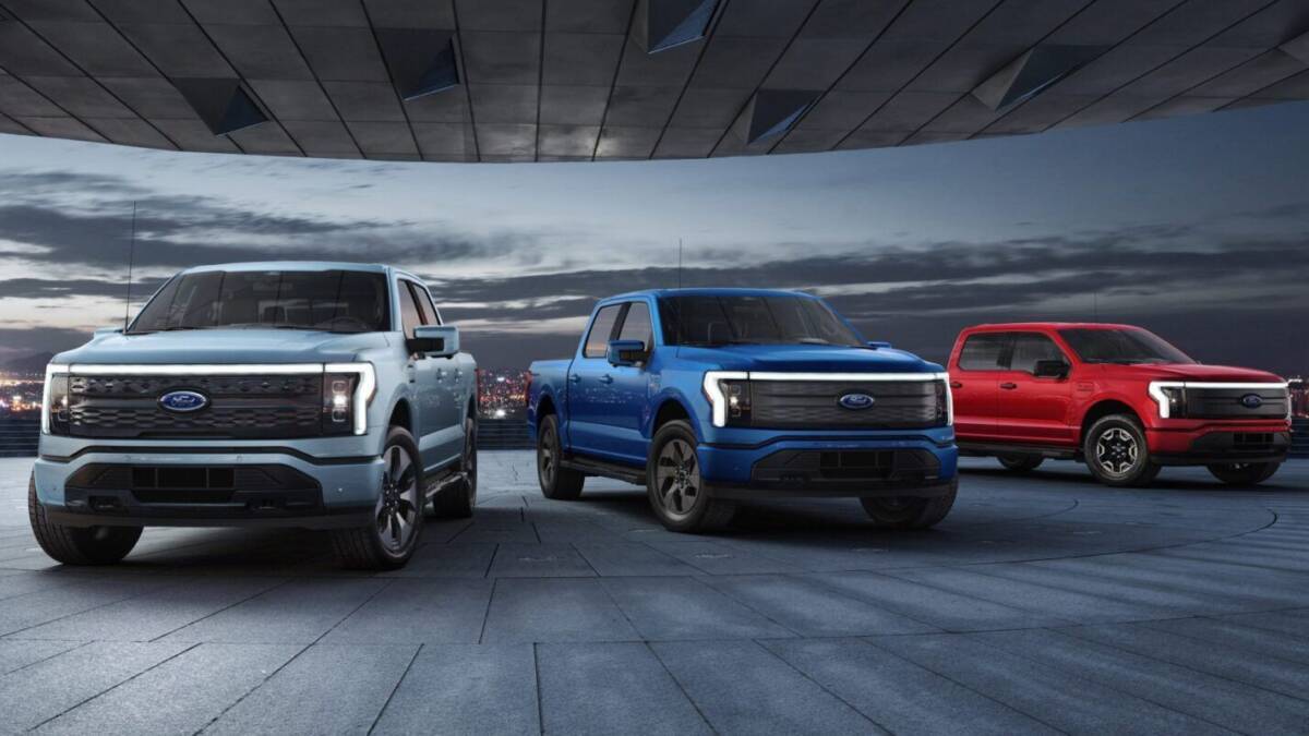 Три грузовика Ford F-150 Lightning на крыше здания