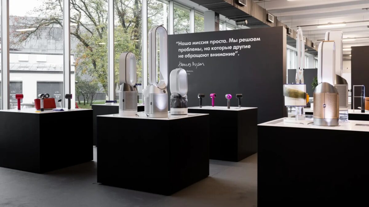 Выставка устройств Dyson с вентиляторами и сушилками в помещении