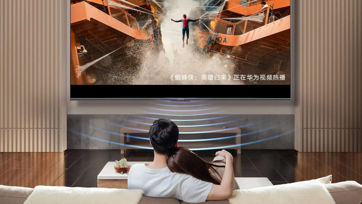 Honor представила новую линейку умных телевизоров — Vision X2 4 Молодая пара смотрит телевизор Honor Vision X2 в гостиной