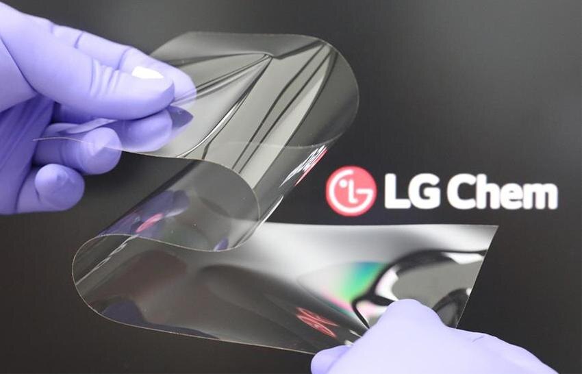 LG заявляет, что ее складной дисплей тоньше и менее заметный, чем у конкурентов. 2 LG Chem foldable display cover film