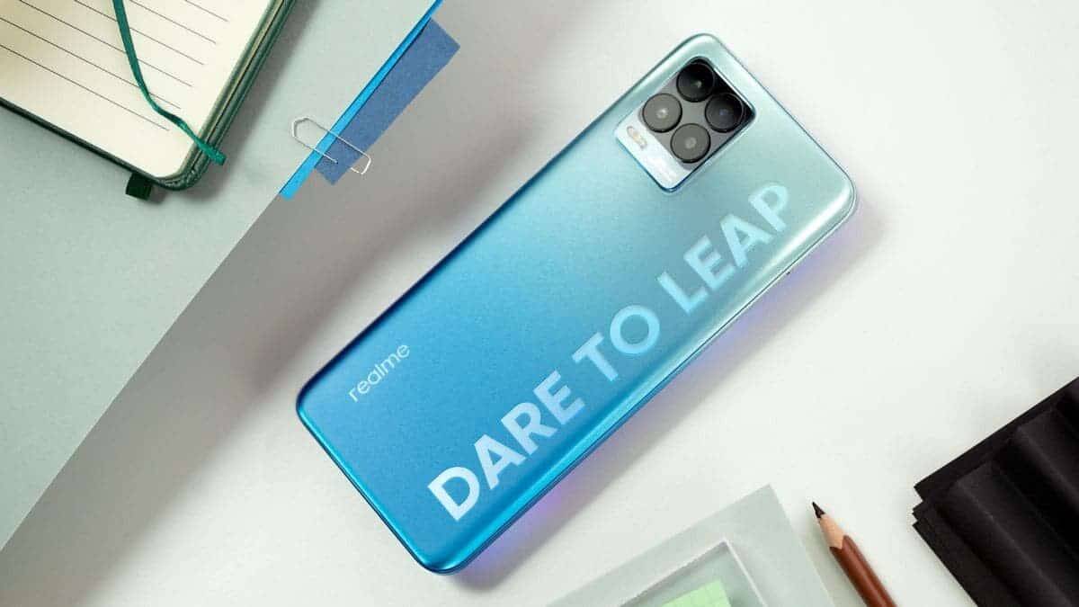 Задняя панель телефона Realme 9 с надписью DARE TO LEAP