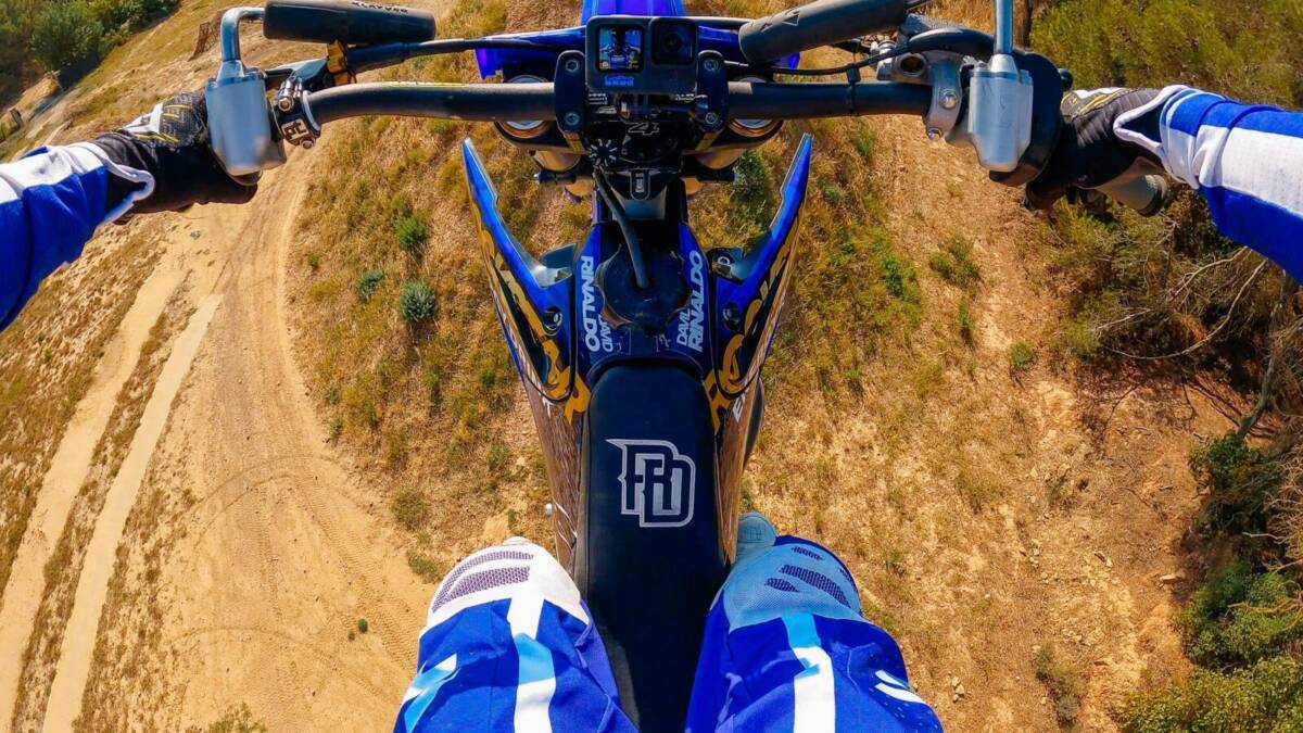 Вид сверху новой экшн-камеры GoPro HERO 10 на руках райдера