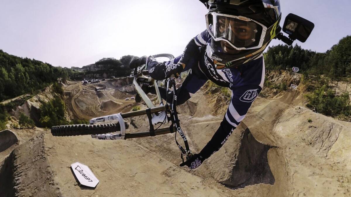 Экшн-камера GoPro HERO 10 на велосипеде в гористой местности