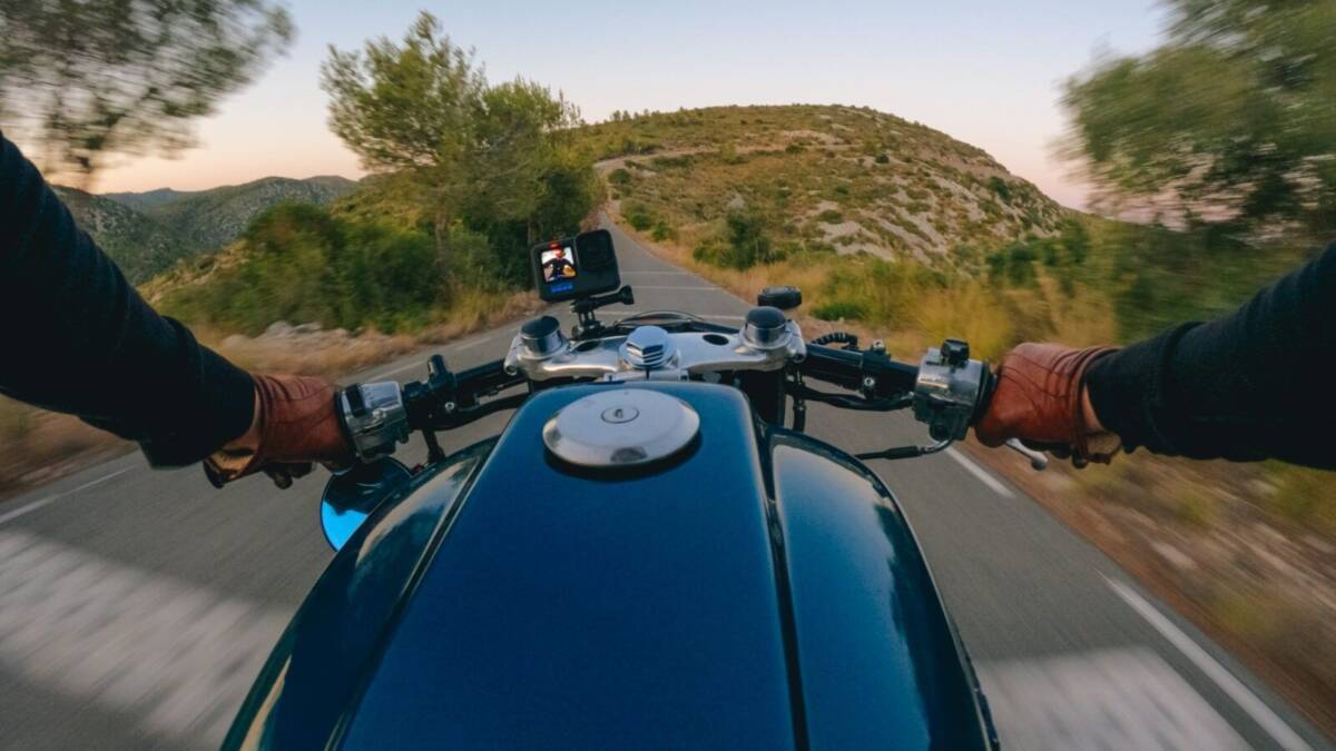 Водитель мотоцикла на живописной дороге с передней камеры HERO 10