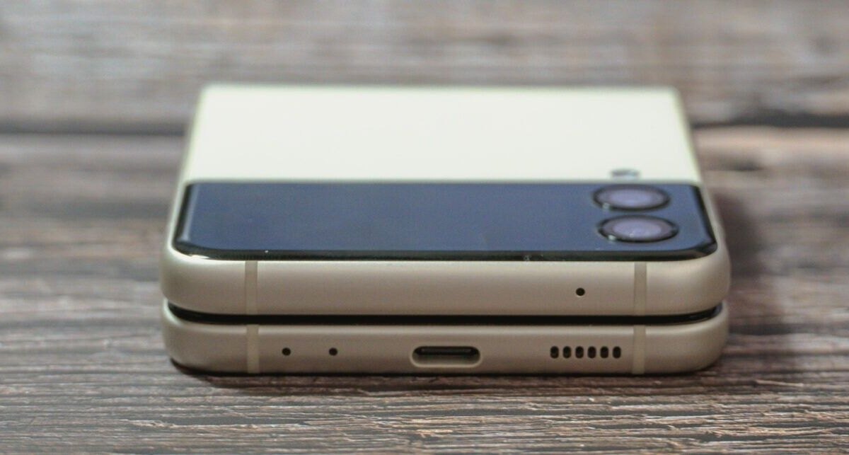 Samsung Galaxy Z Flip3 01