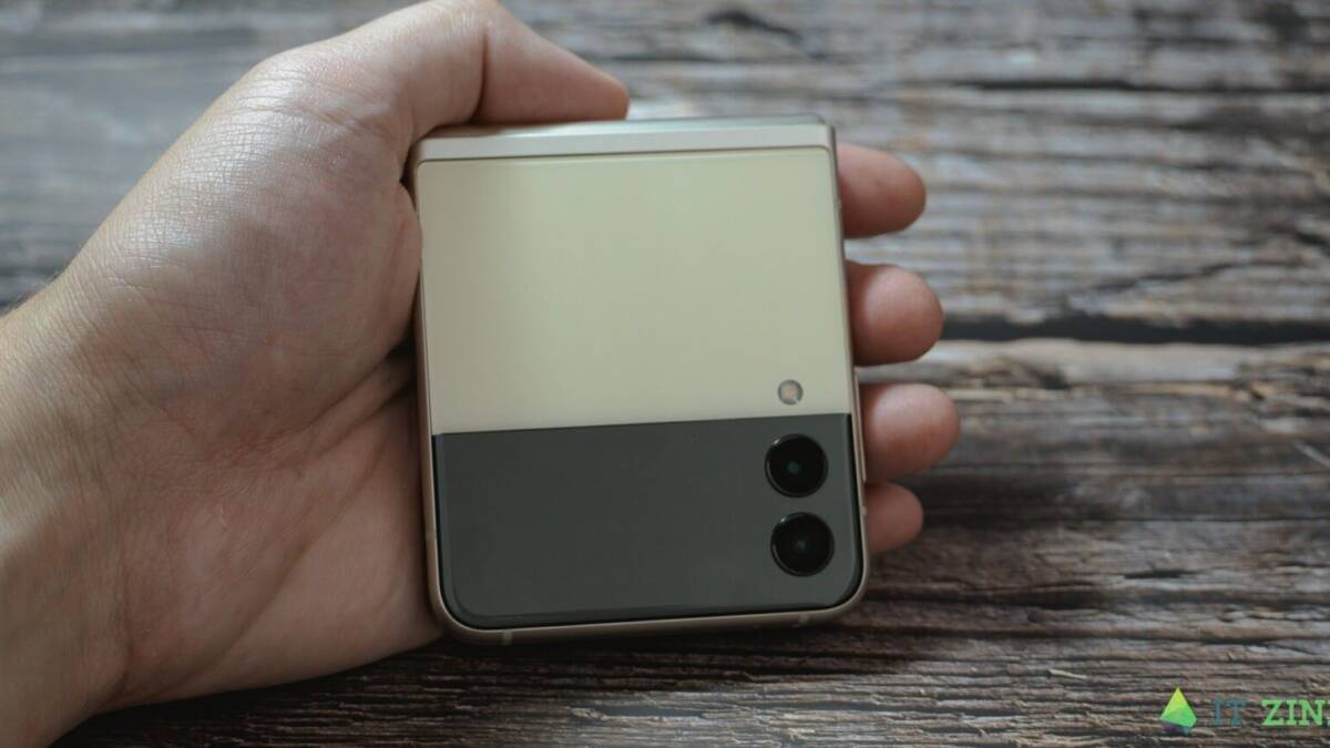 Обзор Samsung Galaxy Z Flip 3: складной смартфон для стильных 56 Обзор Samsung Galaxy Z Flip 3 крышка телефона и задняя панель с двойной камерой
