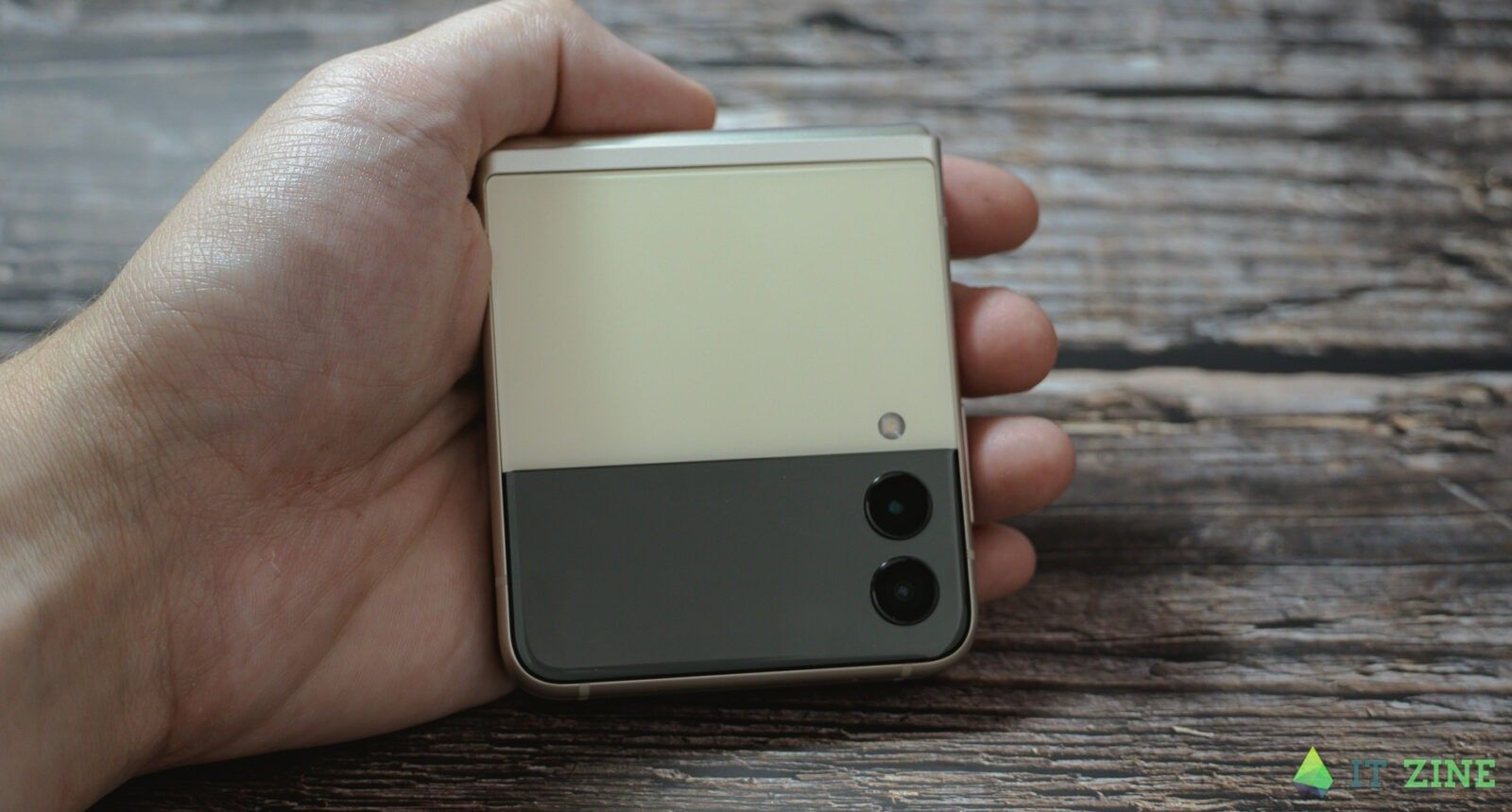 Обзор Samsung Galaxy Z Flip 3: складной смартфон для стильных 56 Samsung Galaxy Z Flip3 02