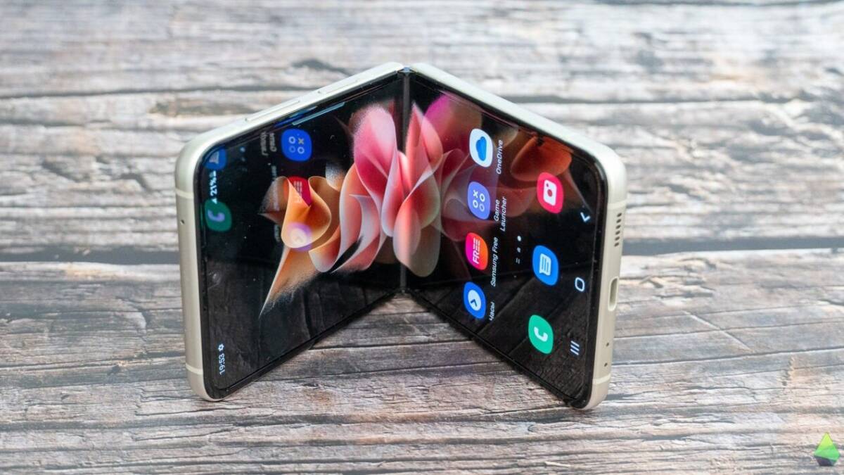Обзор Samsung Galaxy Z Flip 3: складной смартфон для стильных 31 Samsung Galaxy Z Flip 3 в складном положении на деревянной поверхности