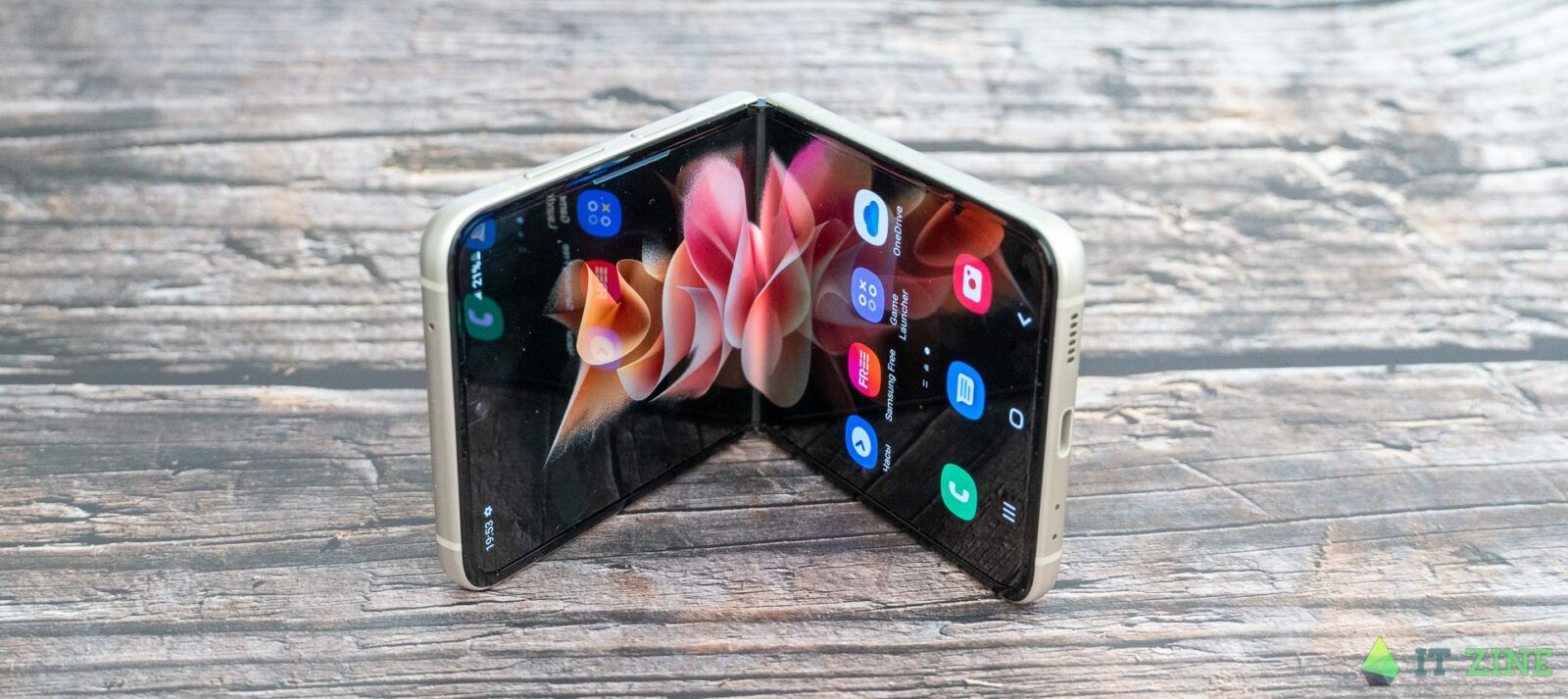Обзор Samsung Galaxy Z Flip 3: складной смартфон для стильных 31 Samsung Galaxy Z Flip3 05