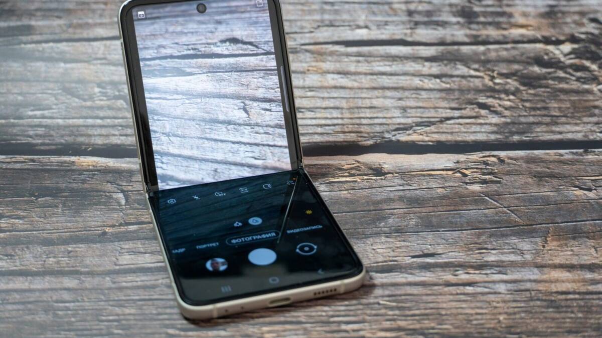 Обзор Samsung Galaxy Z Flip 3: складной смартфон для стильных 38 Складной смартфон Samsung Galaxy Z Flip 3 открытый на деревянном столе