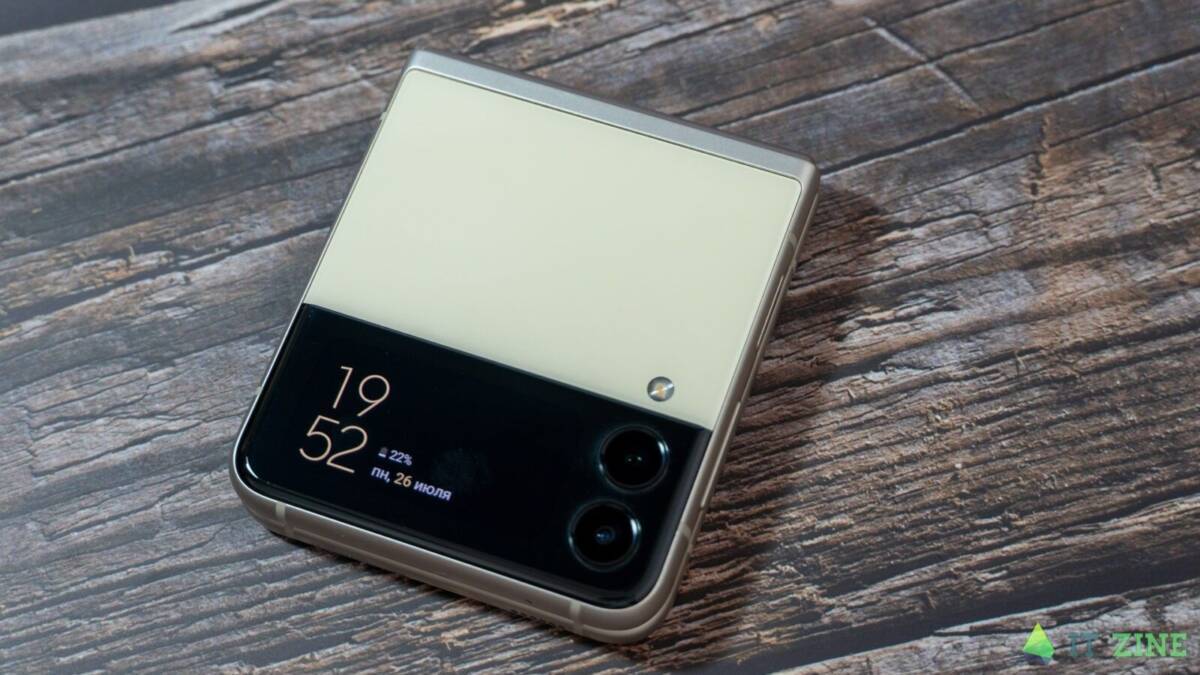 Обзор Samsung Galaxy Z Flip 3: складной смартфон для стильных 35 Складной смартфон Samsung Galaxy Z Flip 3 на деревянной поверхности