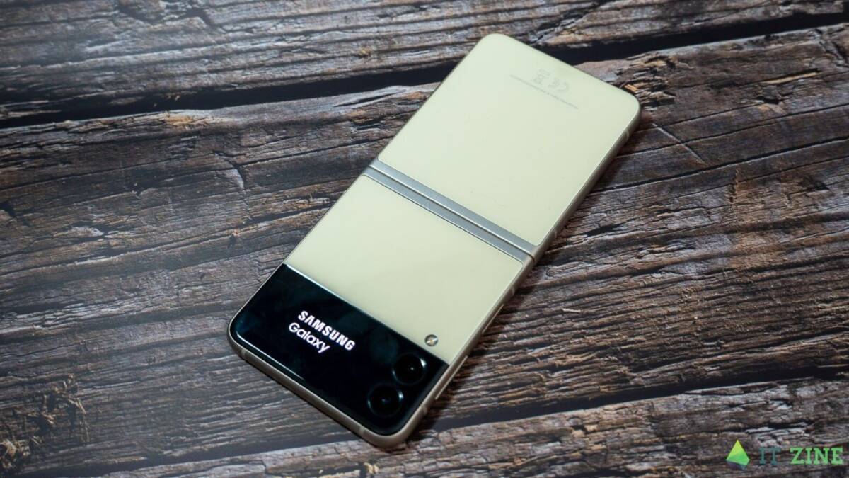 Обзор Samsung Galaxy Z Flip 3: складной смартфон для стильных 32 Обратная сторона складного смартфона Samsung Galaxy Z Flip 3 на деревянном столе