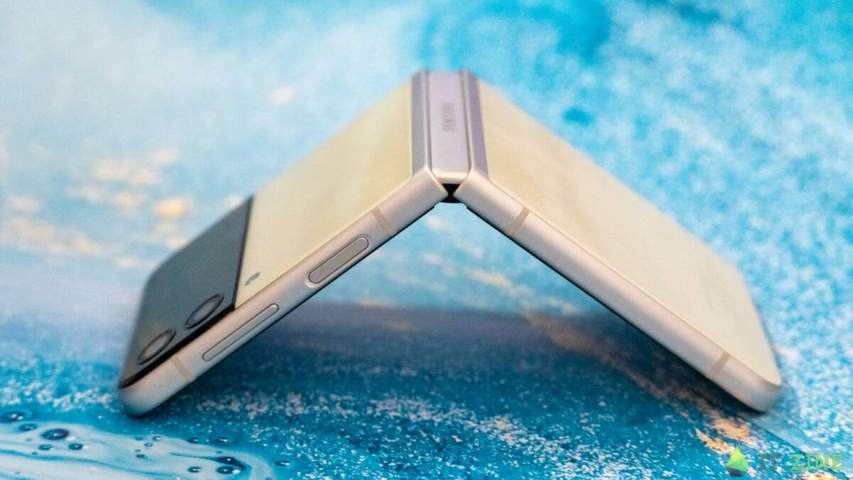 Обзор Samsung Galaxy Z Flip 3: складной смартфон для стильных 36 Samsung Galaxy Z Flip 3 в складном положении на фоне воды
