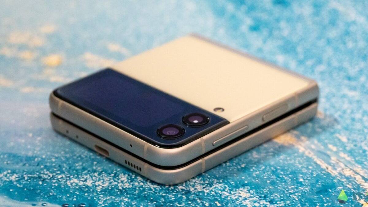 Обзор Samsung Galaxy Z Flip 3: складной смартфон для стильных 37 Складной смартфон Samsung Galaxy Z Flip 3 на фоне снежной поверхности