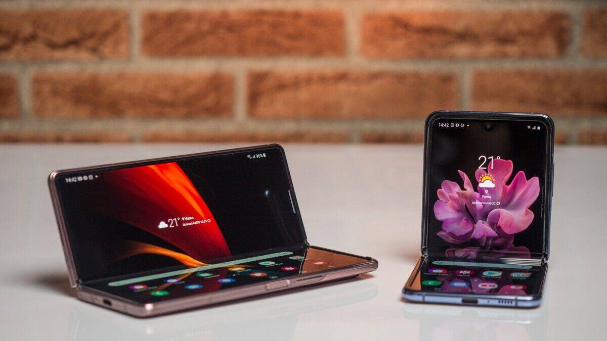 Два складных смартфона Samsung Galaxy Z Flip отображены на столе