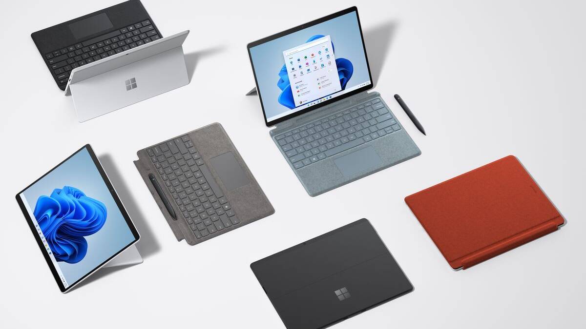 Компьютеры и планшеты Surface Pro 8 и Surface Pro X на белом фоне