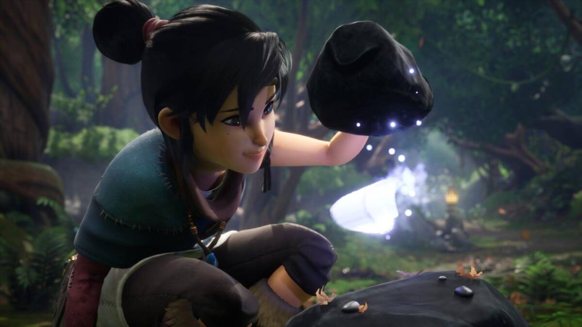 Игрок управляет светящимся камнем в лесу в игре Kena: Bridge of Spirits на ПК