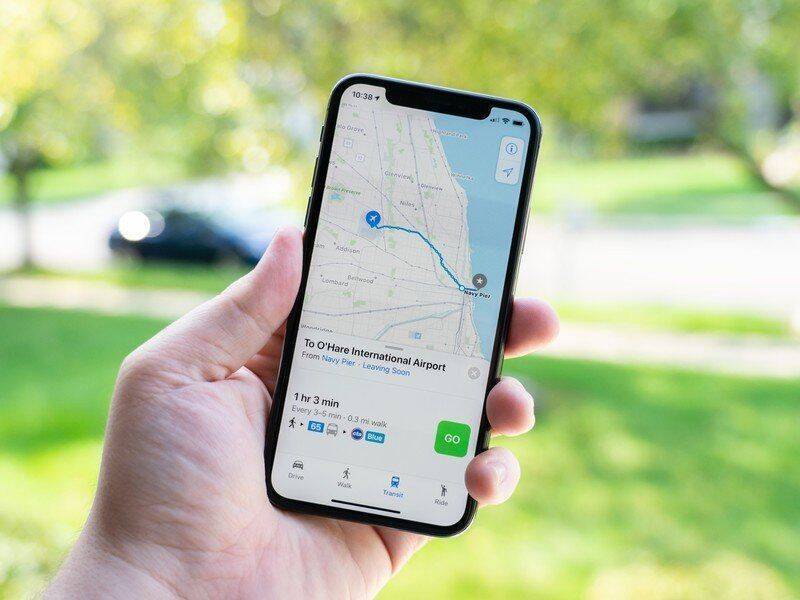 Рука держит iPhone с картой маршрута и кнопкой ГО
