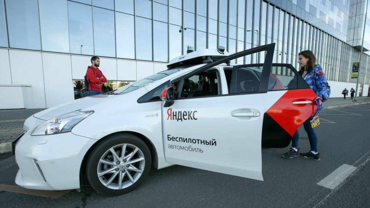 Беспилотное такси Яндекс в районе Ясенево у современного офисного здания