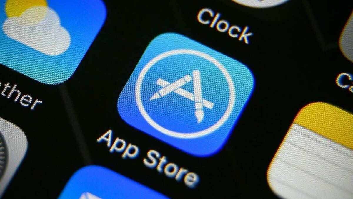 Иконка App Store на экране смартфона iPhone
