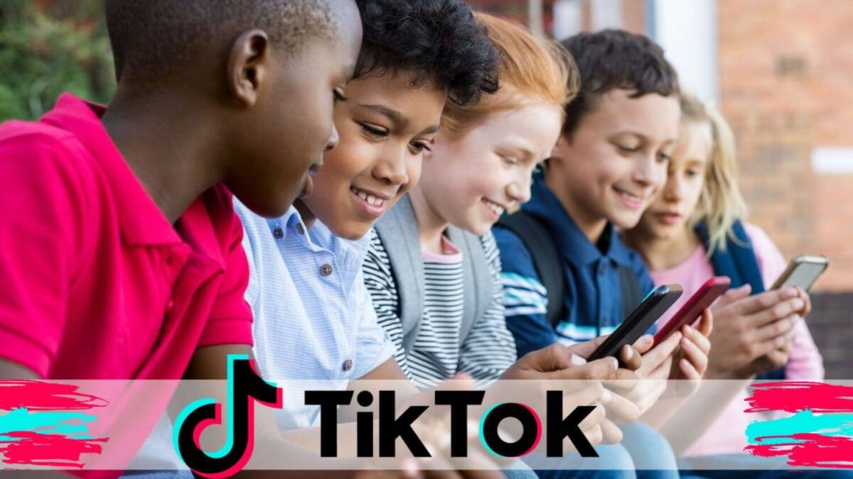TikTok установил ограничение для юных пользователей на 40 минут в день в Китае 5 Дети смотрят на смартфоны во время прогулки с логотипом TikTok на изображении