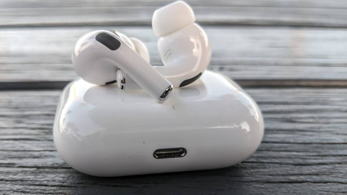Беспроводные наушники Apple AirPods 3 в кейсе сбоку