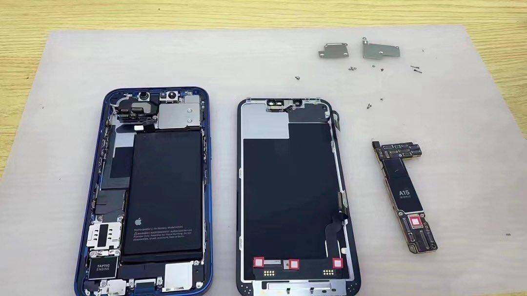 Ремонт iPhone 13 стал ещё сложнее, чем раньше 5 Разобранный iPhone 13 с внутренними компонентами и дисплеем