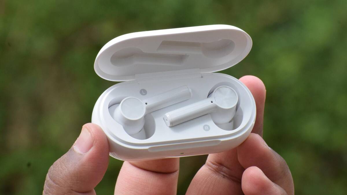 Беспроводные наушники OnePlus Buds Z2 открыты внутри