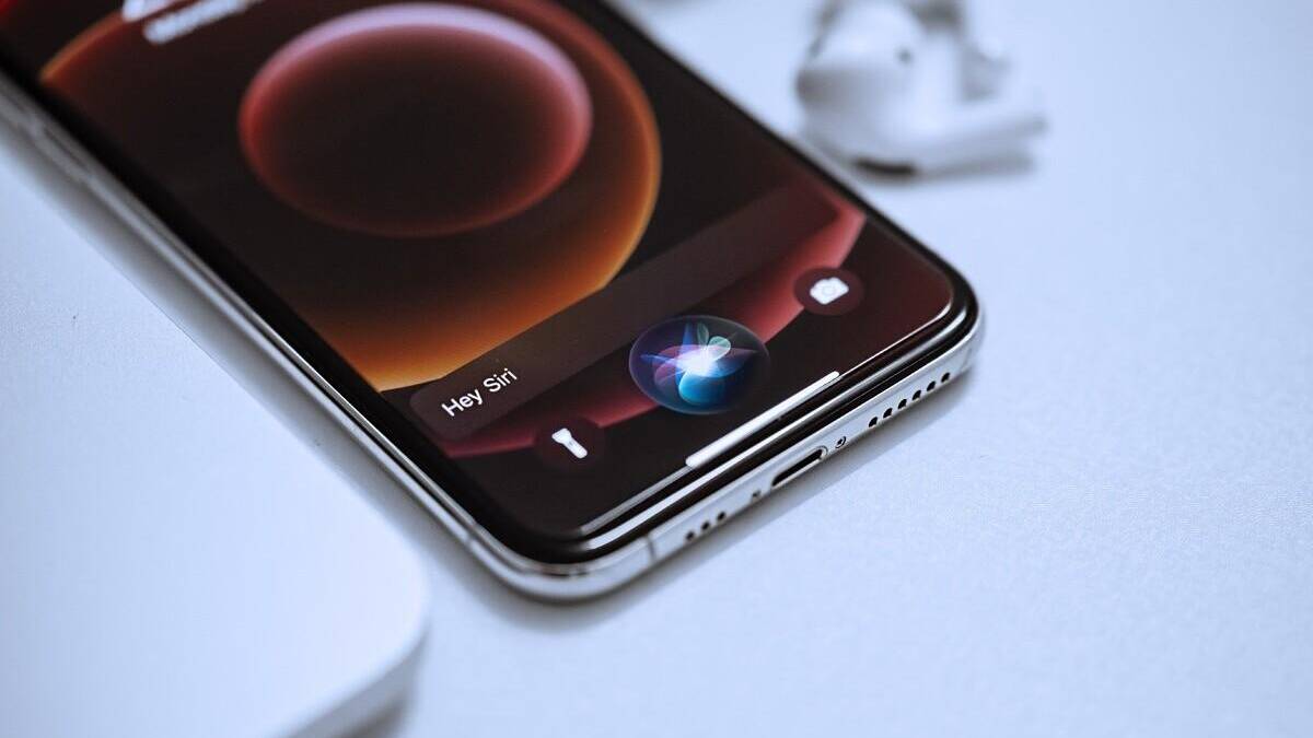 Экран iPhone 13 с Siri и камерой в углу