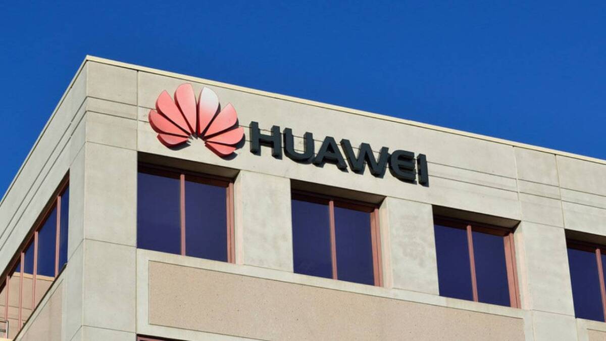 Фасад здания с логотипом Huawei на стене, вид сверху, лестничная сторона