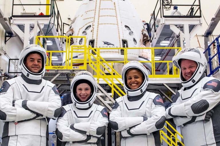 SpaceX готовится к запуску, который отправит на орбиту гражданский экипаж 5 inspiration4 crew spacex 768x768 6537311