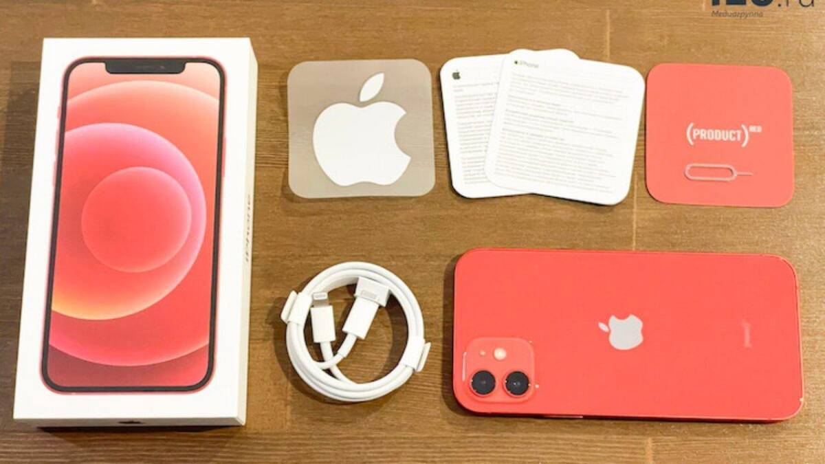 Корпус iPhone 13 красного цвета с камерой и логотипом Apple